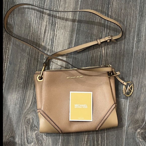 NWT Michael Kors Nicole Triple Compartment
Crossbody Bag, Beige Leather - Picture 4 of 16